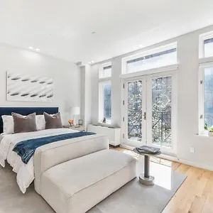 Maison Bella - Modern Studio W Charming Juliet Balcony New York